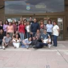 Fernando Viñuelas posa con los monitores de tiempo libre de los cursos de Villaquilambre