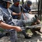 Un activista nepalí recibe una patada de un policía en una manifestación en Katmandú