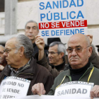Concentración convocada ayer en Madrid por la plataforma Sanidad en Lucha.