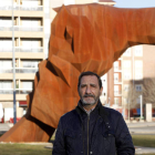 José Luis Blanco Valle frente al monumento homenaje a la enfermería. RAMIRO