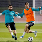 Kroos y Carvajal durante el entrenamiento de ayer del Madrid en Abu Dabi. ÁNGEL MARTÍNEZ