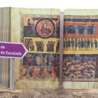 Imagen de la reproducción junto al cartel que marca el camino hacia el monasterio mozárabe de San Miguel.