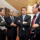 Fernández Santiago, junto a Mañueco y sus colaboradores, en las Cortes