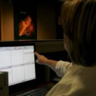Una matrona controla los monitores en la sala de partos del Hospital de León