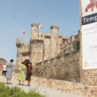 La entrada de visitantes al castillo para contemplar la exposición «Templum Libri» ha sido incesante