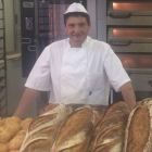 El panadero Manuel Flecha dirigirá hoy una degustación de siete panes en la ULE. DL