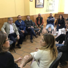 Los médicos de Astorga II y  los alcaldes de los municipios afectados celebran una reunión. A. VALENCIA