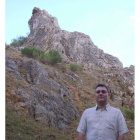 Javier Martín, junto a parte de las ruinas del castillo de Aviados.