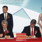 La firma del acuerdo de venta del 20% de las acciones del Atlético entre Wang Jianlin (director y fundador de Wanda Group), Enrique Cerezo y Miguel Ángel Gil.