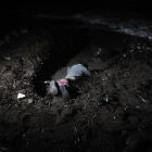 El cadáver del bebé ahogado que ha aparecido en una playa de Lesbos.
