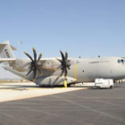 El aparato de Airbus en la pista del aeropuerto leonés.