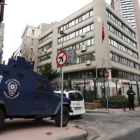 La policía vigila la sede del diario 'Cumhuriyet' este miércoles en Estambul, Turquía.