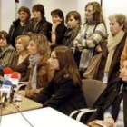 Familiares de los tripulantes del atunero vasco «Alakrana», durante la rueda de prensa e