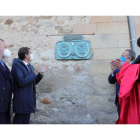 Descubrimiento de la placa conmemorativa en el exterior del Convento de San Nicolás, ayer, por el inicio del Bicentenario. ANA F. BARREDO
