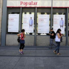 Una oficina del Banco Popular, junto a otra del Santander, en junio del año pasado en Madrid.