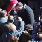 El presidente del Principado, Adrián Barbón, abraza a una religiosa en la manifestación. J.L. CEREIJIDO