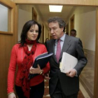 De Santiago-Juárez y Silvia Clemente conversan antes de la reunión que mantuvieron ayer.