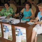 Alonso flanqueada por las trabajadoras municipales Paz Andrés y Piedad Fernández.