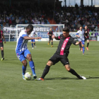 Los jugadores de la Ponferradina no pudieron con el Almería que fue superior en todo momento.