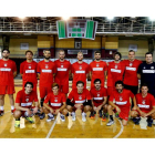 Jugadores y cuerpo técnico del Abanca Ademar, tras acabar el primer entrenamiento de la pretemporada en el Palacio Municipal de Deportes. MARCIANO