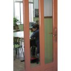 Una alumna en la biblioteca de un instituto de León.