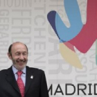 Rubalcaba hoy delante del logo Madrid 2016