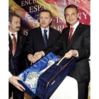 Zapatero exhibe el obsequio que le entregó el presidente turco