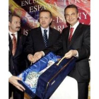 Zapatero exhibe el obsequio que le entregó el presidente turco