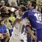 Stranovsky, que cuajó un gran partido, se faja con el esloveno Lubej en una posición inusual para él