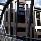 Un hombre camina por un puente hacia la sede de Standard Life en Edimburgo.