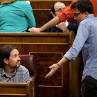 Pablo Iglesias e Íñigo Errejón discuten en el hemiciclo del Congreso, el pasado 4 de abril.