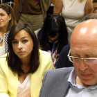 La candidata de Vox, García, en el escrutinio; delante, Villarroel y el jefe de gabinete del PP. M. PÉREZ