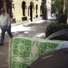 Colchón, junto a los contenedores de basura, donde dormía el padre de los tres niños.
