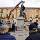 Colocación de la escultura, ayer en Santo Martino.