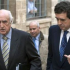 El abogado Rafael Perera junto a Jaume Matas, antes de comparecer ante el juez.