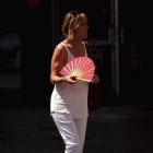 Una mujer se abanica en el centro de Córdoba, donde volvieron a superar los 40 grados.