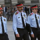 El mayor Josep Lluís Trapero, en el centro, llegando a la Audiencia Nacional.