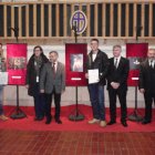 Los premiados, junto a miembros de la cofradía y municipales.