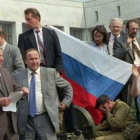 Esta foto, del 20 de agosto de 1991, en la que se ve a Boris Yeltsin con unos folios en la mano subido en un tanque fue difundida por televisiones de todo el mundo. La instantánea reforzó al presidente de la federación rusa, que se opuso con vehemencia al