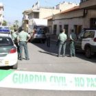 Guardias civiles vigilan el domicilio de Benejúzar donde fueron encontrados los cadáveres.