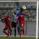 Dinu sale a despejar un balón en una de las llegadas del Numancia a la portería de la Ponferradina.