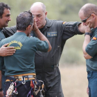 Compañeros de los guardias civiles fallecidos se abrazan desconsolados durante el rescate