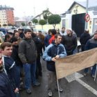 Mineros del grupo Torre de Uminsa, ante las oficinas del grupo Alonso en Ponferrada.