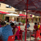 Imagen de la terraza de un establecimiento de hostelería de Villamañán. RAMIRO