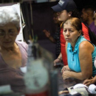 Compras en un mercado de abastos en Caracas.