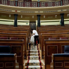 Labores de limpieza en el hemiciclo del Congreso de los Diputados, tras quedarse vacío el pasado 28 de febrero.