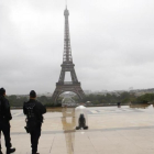 Policías patrullan en la plaza Trocadero, en las inmediaciones de la Torre Eiffel, en París.