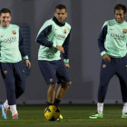 Neymar, a la derecha, se ejercitó ayer con el grupo. En la imagen con Messi y Alves.