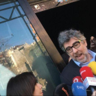 El abogado de Jordi Sànchez, Jordi Pina, en declaraciones ante la sede de la ANC durante su registro por la Guardia Civil.