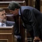 Mariano Rajoy conversa con el entonces responsable de Justicia del PP, Federico Trillo, en una imagen de archivo. EMILIO NARANJO